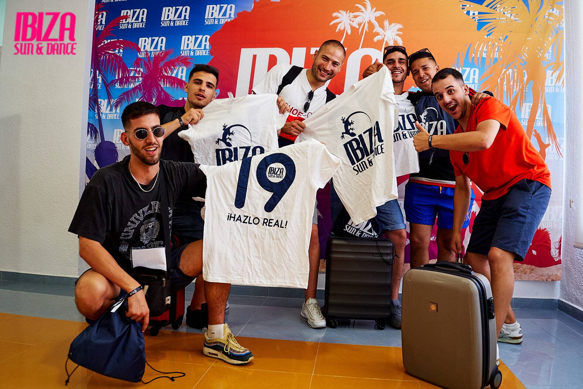 Grupo disfrutando de un pack todo incluido de Ibiza Sun & Dance