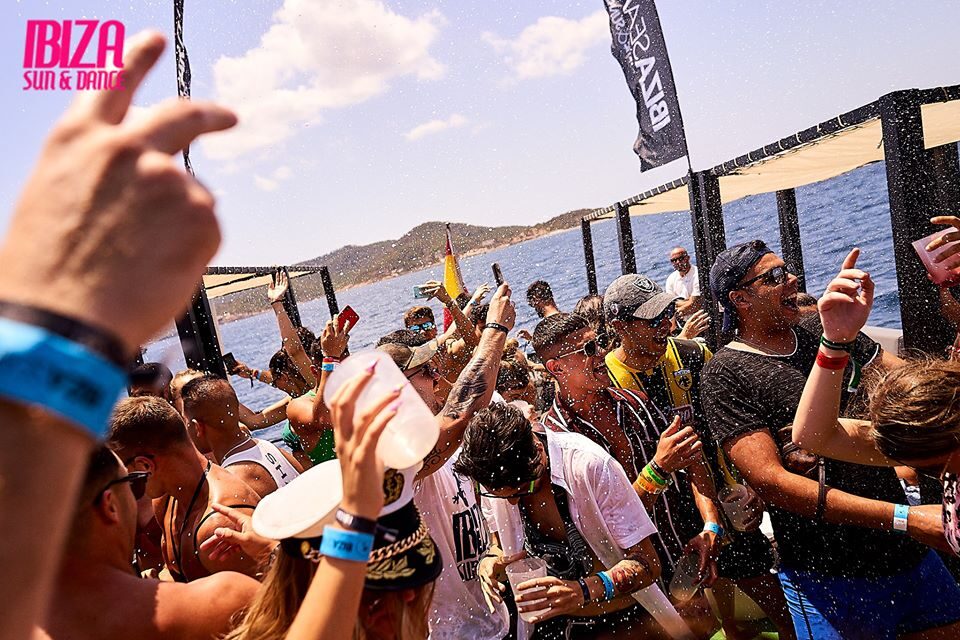 Jóvenes disfrutando de una fiesta en barco en Ibiza con barra libre, sun & dance 